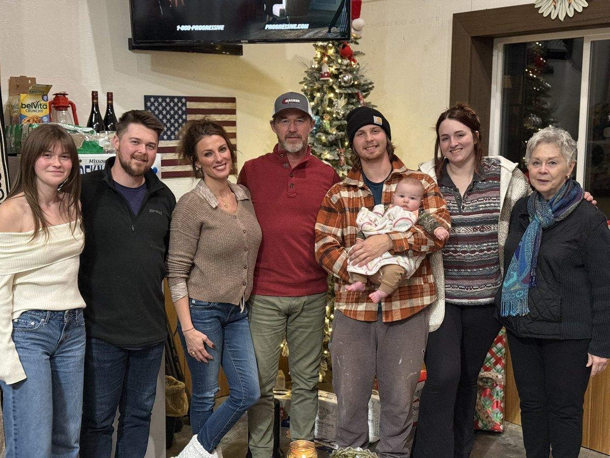 November was a month of growth and wins: graduated the Manager Development Program 🚀, leveled up the Chippewa store 🚀, crushed results 🚀, all while cherishing time with family! Feeling inspired and ready to finish the year strong. Let’s make December the best yet!