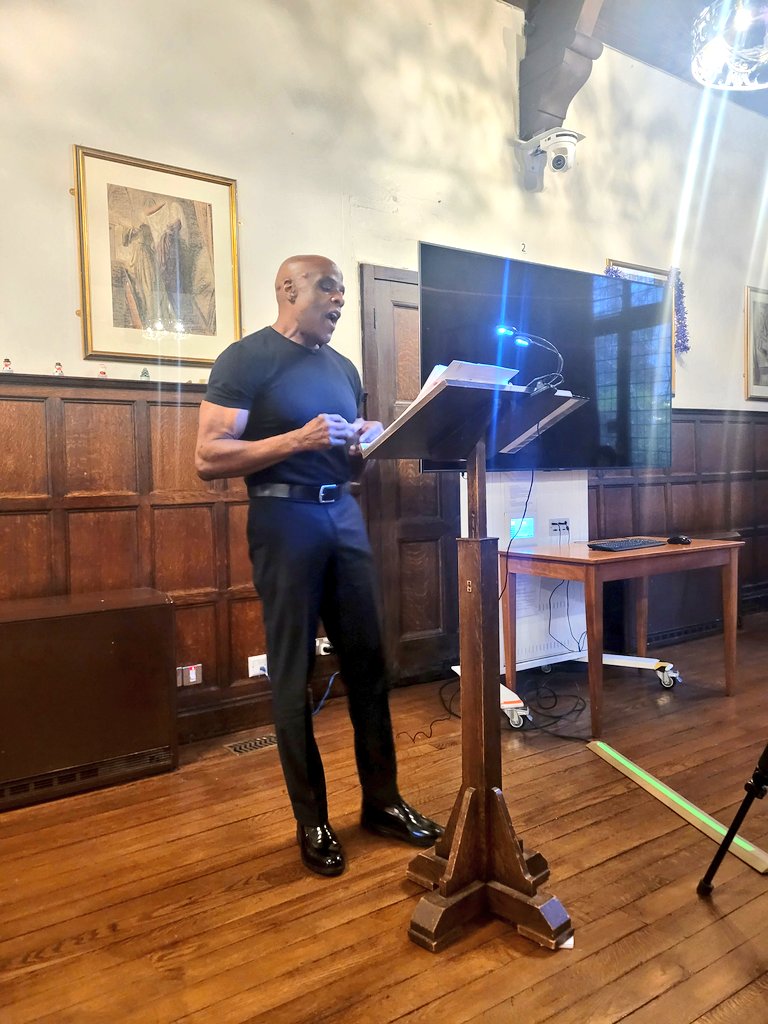 ShakesInstitute's tweet photo. At this week's Thursday Seminar we are being treated to an impassioned performance by poet Neal Hall of his Shakespeare-inspired The Trembling Timber - beautiful and powerful poems about justice and equality.
#Shakespeare #juliuscaesar #NealHall #race #justice #equality #poetry https://t.co/GrlfPEH41G
