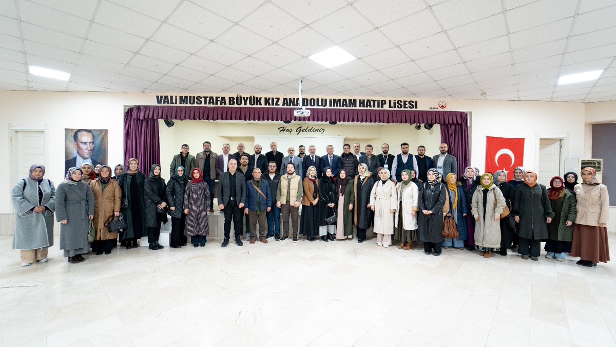 sakaryamem's tweet photo. Din Öğretimi Genel Müdürlüğü Daire Başkanı Dr. Hasan Özarslan ve Sakarya Üniversitesi İlahiyat Fakültesi Dekanı Prof. Dr. Hasan Meydan'ın katılımlarıyla ilimizde Din Kültürü ve Ahlak Bilgisi öğretmenlerine yönelik düzenlenen "Din, Ahlak ve Değer Öğretimi Seminerleri" kapsamında mahallî hizmet içi eğitimler devam ediyor.
@tcmeb
@Yusuf__Tekin
@dogan_rahmi