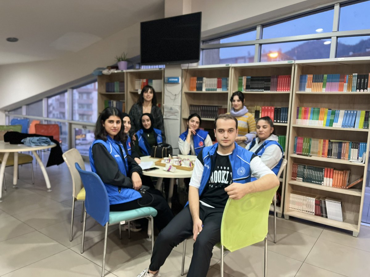 “5 Aralık Dünya Gönüllüler ve Kahve Günü” olması münasebetiyle gönüllülerimizle bir araya gelerek kahve eşliğinde hoşça vakit geçirdik.😊☕️👦👧

#5aralıkdünyagönüllülergünü 
#5aralıkdünyatürkkahvesigünü 

@oa_bak 
@gsbgenclik 
<a href="/gencliksporbak/">Gençlik ve Spor Bakanlığı 🇹🇷</a> 
@drenesefendioglu