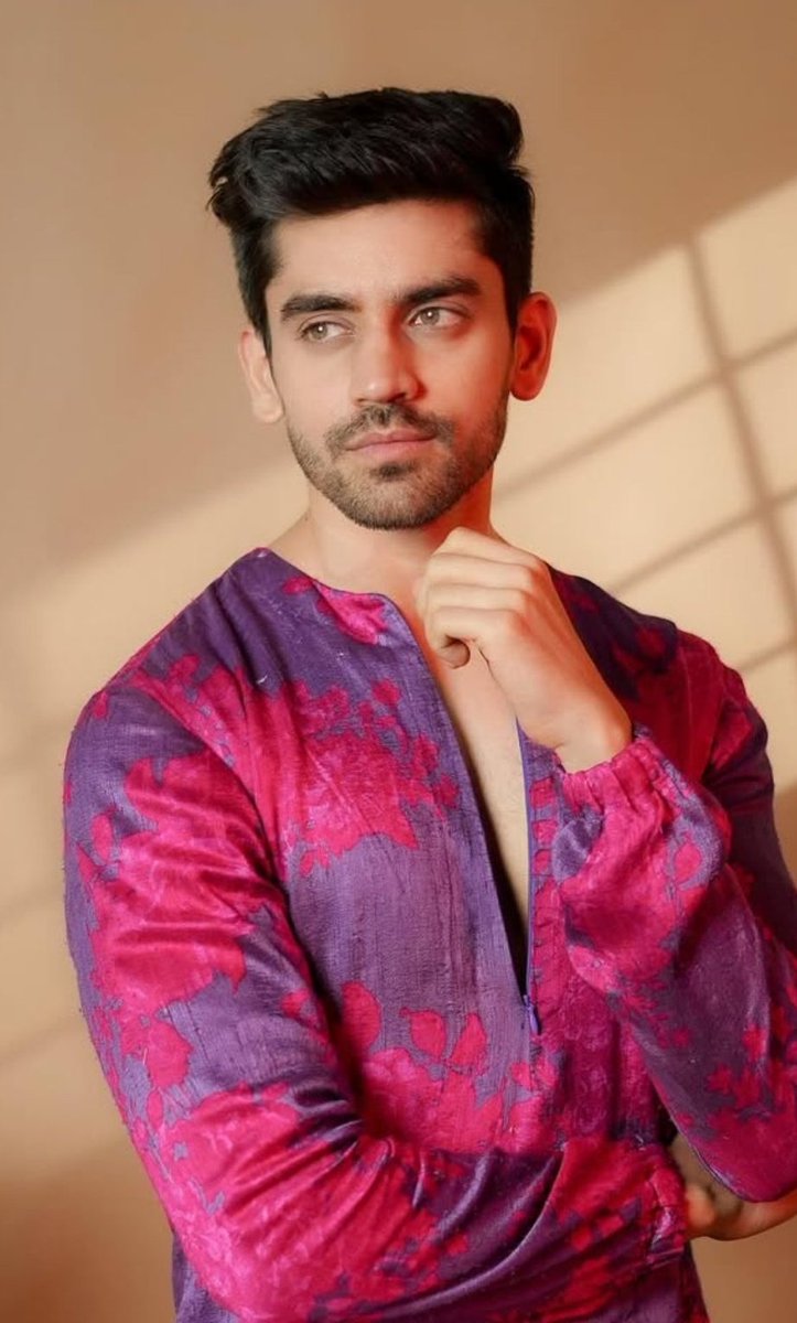 KhabriBossLady's tweet photo. The 3rd Contestant to get more than 14 visible trend, yes its the Hero #AvinashMishra who knows how to be loyal towards his friends and show nightmare to those who treat him as enemies, a very valid trend 
SMASHER KING AVINASH https://t.co/acL0KB1Dxc