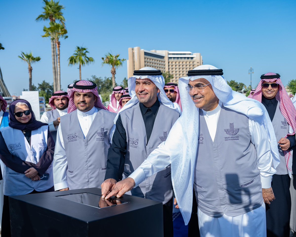 Khobar_mun's tweet photo. معالي وزير البلديات والإسكان أ.ماجد الحقيل @majedhogail يطلق تطوير مواقف الواجهة البحرية على مساحة 85.000م2 بمراحلها الثلاثة : ساحة الشموع ، مواقف الواجهة البحرية ، بوليفارد الواجهة https://t.co/CLkGx4FCOQ