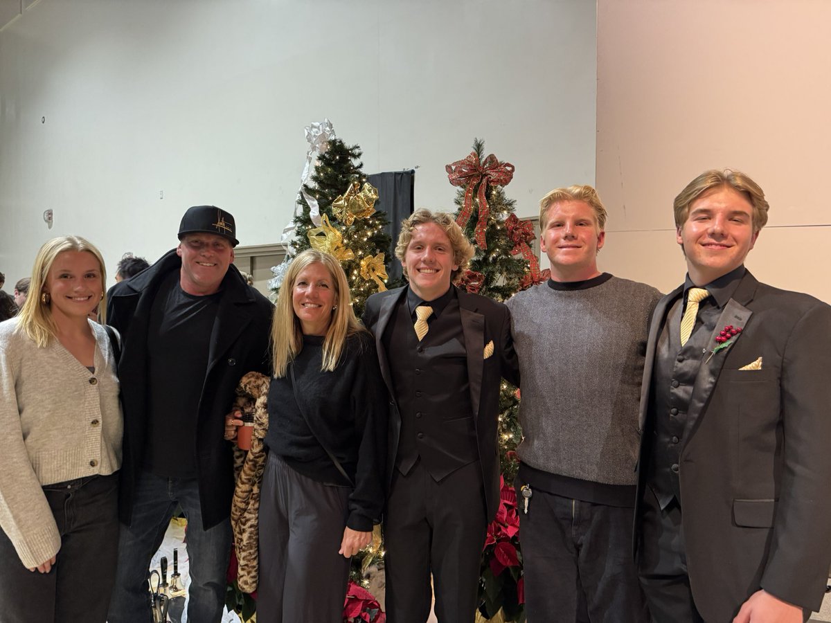 quartlyfineart's tweet photo. Amazing performance by my boys for the foothill choir. Amazing voices! https://t.co/OnXhRXJbT3