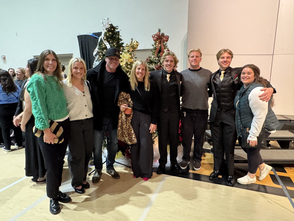 quartlyfineart's tweet photo. Amazing performance by my boys for the foothill choir. Amazing voices! https://t.co/OnXhRXJbT3