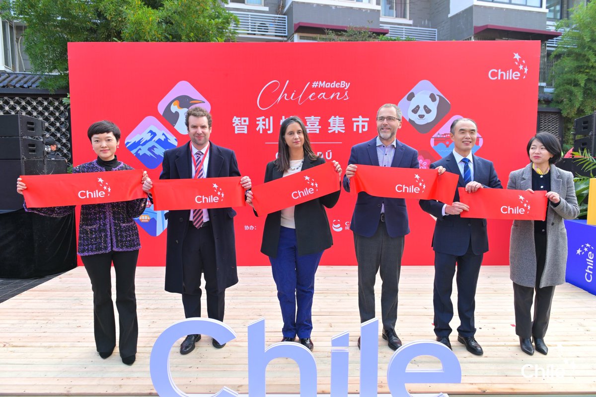 Sub_Agricultura's tweet photo. ¡ #ChileWeek China 🇨🇳 aterriza en #Chengdú para profundizar la diversificación de exportaciones chilenas!👉🏻La capital de la provincia de Sichuan recibió a la delegación encabezada por la subsecretaria Ignacia Fernández y el director de @ProChile, Ignacio Fernández. https://t.co/R9xUVlKPjp