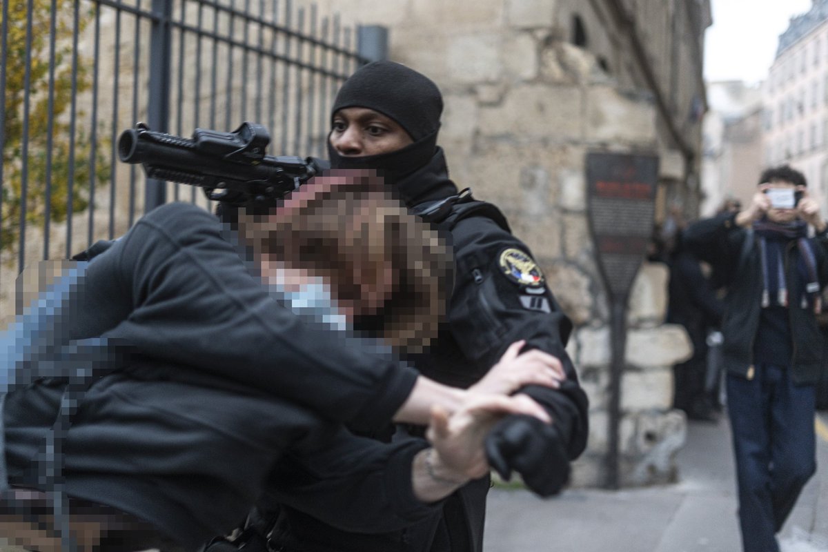 MALA_IDF's tweet photo. @AGenetet @MichelBarnier La prochaine fois oublié pas de lutter contre le fléau des violences policières lorsque les lycéens se mobilisent après le suicide d’un élève. Force au prochain ministre de l’éducation notre réponse sera à la hauteur de la répression 🪖🚀 https://t.co/aN9eCyZkdi