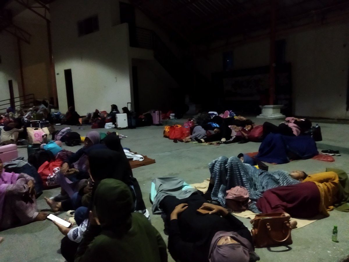 FirdausMubarik's tweet photo. Blokade polisi terhadap 3000 perempuan &amp; 1000 anak-anak terlantar di tengah hujan serta ini adalah bentuk kekerasan struktural. Apakah perlindungan hukum hanya untuk sebagian warga? #JalsahSalanah https://t.co/hK4qDMOJz6