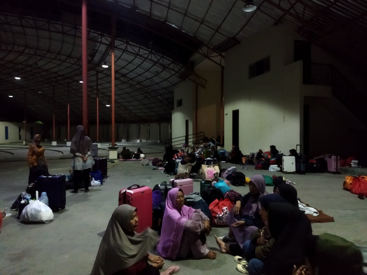 FirdausMubarik's tweet photo. Blokade polisi terhadap 3000 perempuan &amp; 1000 anak-anak terlantar di tengah hujan serta ini adalah bentuk kekerasan struktural. Apakah perlindungan hukum hanya untuk sebagian warga? #JalsahSalanah https://t.co/hK4qDMOJz6