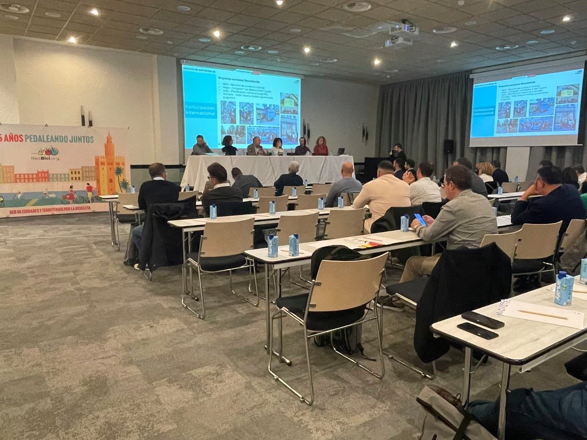 DiputacioGirona's tweet image. 🚲 Assistim a l’assemblea general de @RedCiudadesBici a #Madrid 🚴‍♀️Baròmetre de la Bicicleta al Congrés #Conama.
✅El diputat de la #DdGi i president de @viesverdesgi, Quim Roca hi representa la Diputació de Girona.
➡️Eines per afavorir l’impuls i el desenvolupament de polítiques