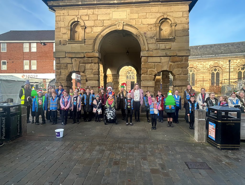 therookeries's tweet image. The Rookeries Choir had an amazing time yesterday singing carols in the town centre. Thank you to everyone who came out to support us 🎄 #ROK #pontefract #singing