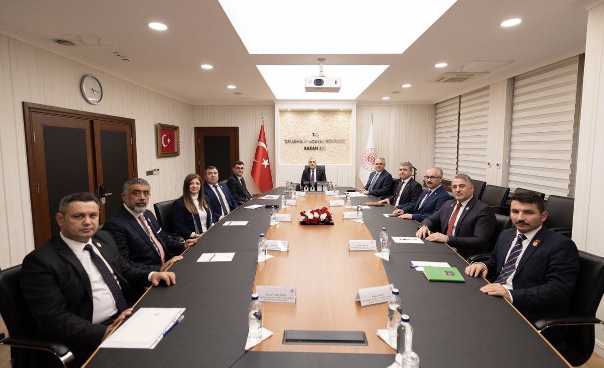 Türkiye Harp Malulü Gaziler, Şehit Dul ve Yetimleri Derneği Genel Başkanı Sayın Mustafa Işık ve Yönetim Kurulu Üyeleri ile Bakanlığımızda bir araya geldik.

Milletimizin emaneti kahraman şehitlerimizin yakınları ve gazilerimiz bizim baş tacımızdır.

Milletimizin bekası uğruna