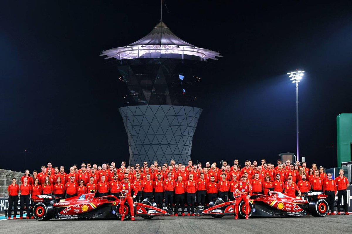 blog_formula1's tweet photo. A foto oficial de fim de temporada da Ferrari. A última com Carlos Sainz. https://t.co/jIZGyfuYDW