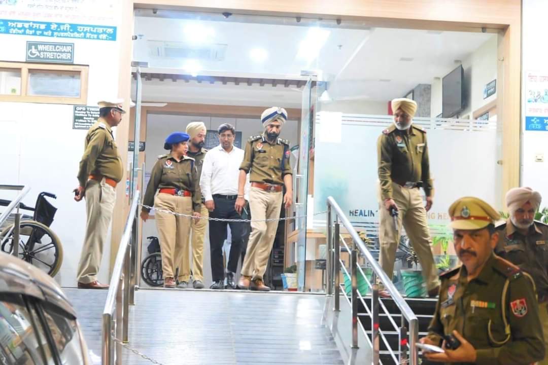 BathindaRange's tweet image. DIG Bathinda Range and DC Bathinda, along with SSP Bathinda, visited a private hospital at Bathinda to check on SHO Bhikhi Insp Gurvir Singh.His commitment to maintaining law and order was acknowledged and appreciated,and he was wished for his speedy recovery.
#ForcesFamily