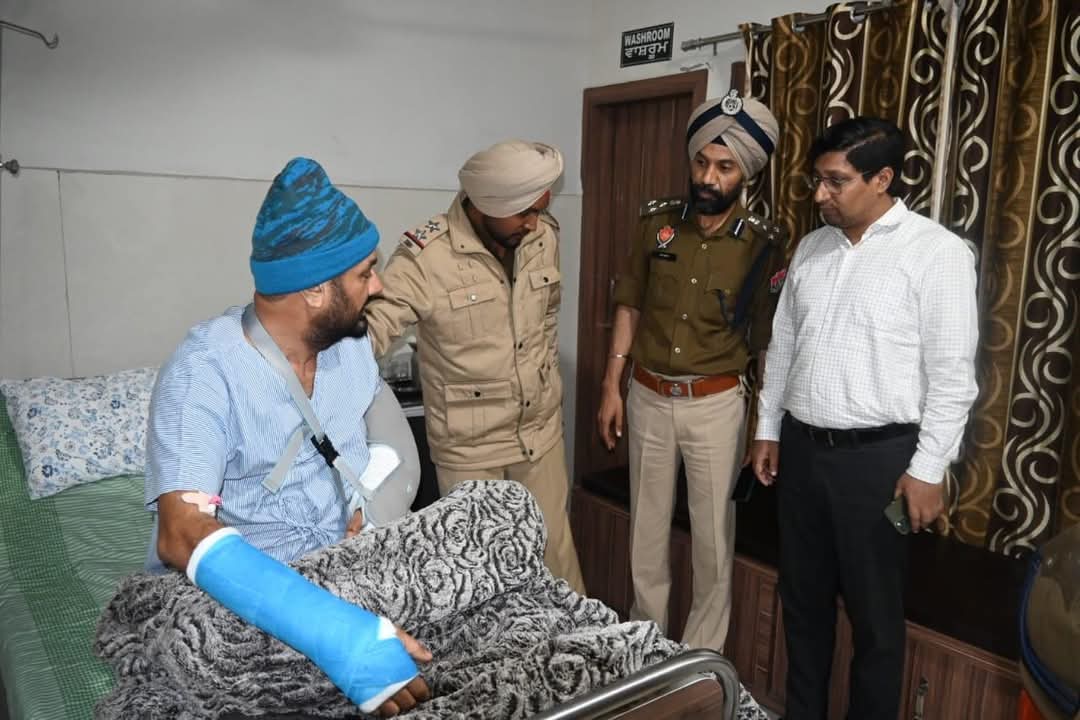BathindaRange's tweet image. DIG Bathinda Range and DC Bathinda, along with SSP Bathinda, visited a private hospital at Bathinda to check on SHO Bhikhi Insp Gurvir Singh.His commitment to maintaining law and order was acknowledged and appreciated,and he was wished for his speedy recovery.
#ForcesFamily