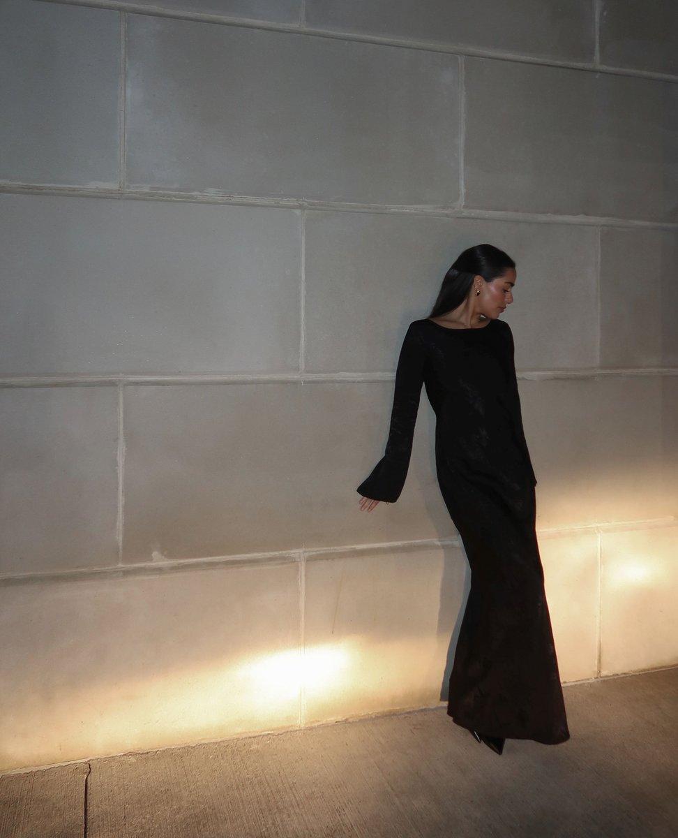 vampofficial_'s tweet photo. The Open Back Floral Textured Maxi Dress has a flattering fit you'll want to wear for every occasion this winter 🥀 Shop the look online and in store 11-7 daily!

Shop Here: https://t.co/yjo5iEWnnJ https://t.co/4XjfTC0g6r