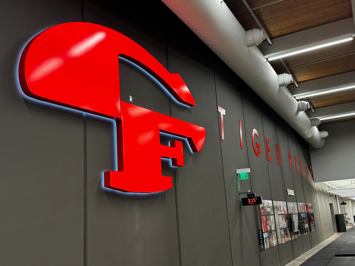 VarsityGroupDSM's tweet photo. Cedar Falls Interior Lighted Logo Sign that is halo lit so it’s visible from the exterior in the evenings. A beautiful addition to their brand new high school!

Contact Adam at adam@varsitygrp.com for all your Iowa graphic needs!

#Varsitygrp #Iowa #CedarFalls https://t.co/zptwPqVwSO