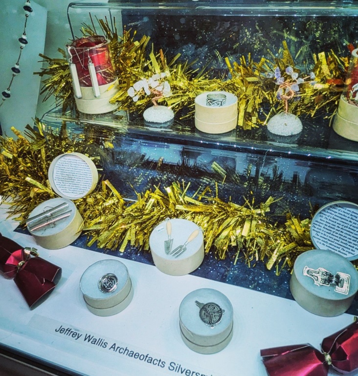 AbingdonMuseum's tweet photo. Visit our #Abingdon #MuseumShop this festive season and find unique gifts such as crafted jewellery, paintings, prints, cards and more! πβ¨
#christmasshopping #supportlocalartists #supportyourlocalmuseum #christmas π https://t.co/5HGqjUqsO4