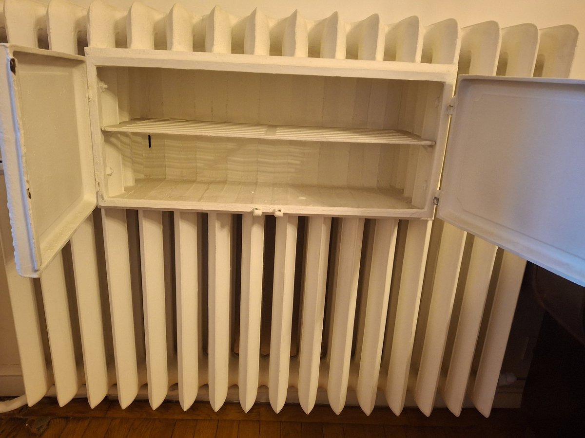 Tarihi Nışantaşı apartmanlarının daire kalorifer örneklerinden biri...

  Yemeklerin sıcaklığını koruyabilmesi için küçük raflı dolapcıklar...