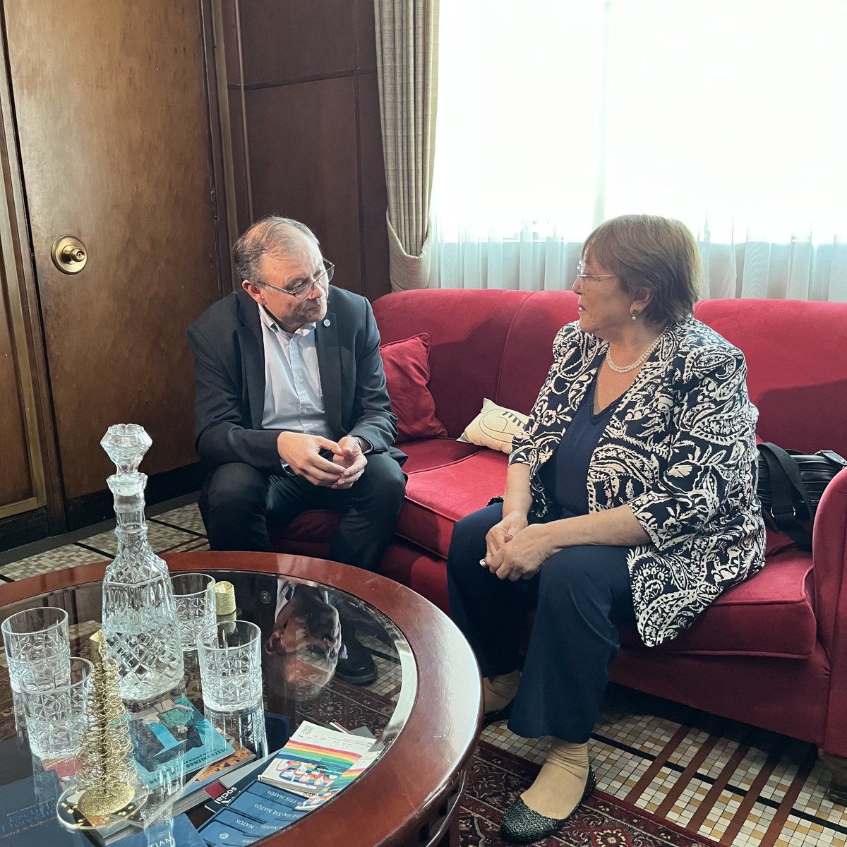 uvalpochile's tweet image. Nuestro rector Osvaldo Corrales Jorquera @ocorralesj se reúne junto a la expresidenta Michelle Bachelet Jeria después de su exposición a aula llena en nuestra Universidad.