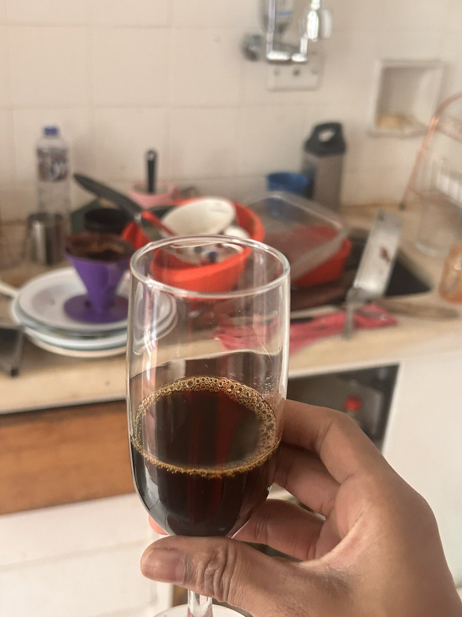 Vaneza12O's tweet photo. Eu tomo café na taça! Mais não lavo essa porra de louca hoje https://t.co/p6ENRhzVKq