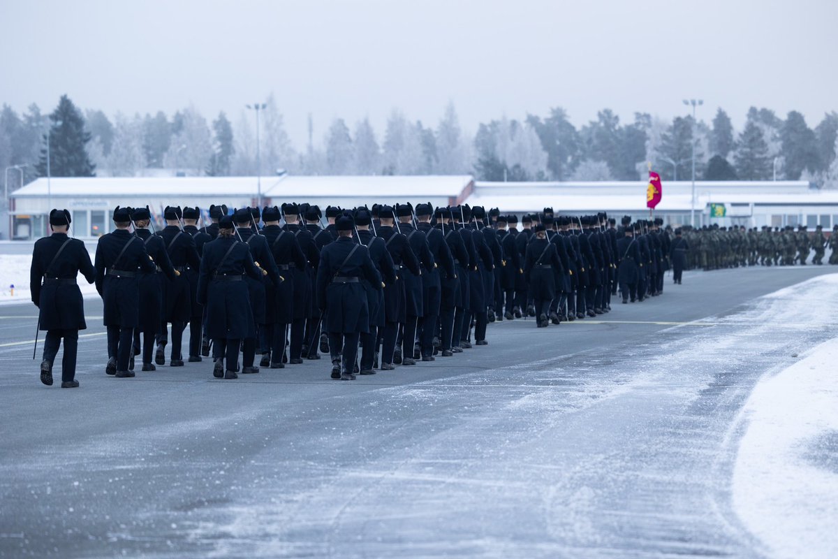 Huomenna nousevat siniristiliput kaikkialla Suomessa itsenäisen isänmaamme kunniaksi. 

#Lappeenrannassa valmistaudutaan paraatiin. Tule paikan päälle tai seuraa Ylen kanavilta. 

Ohjelma ja liikennejärjestelyt: pv.fi/itsenaisyyspai… #itsenäisyyspäivä #paraati #puolustusvoimat