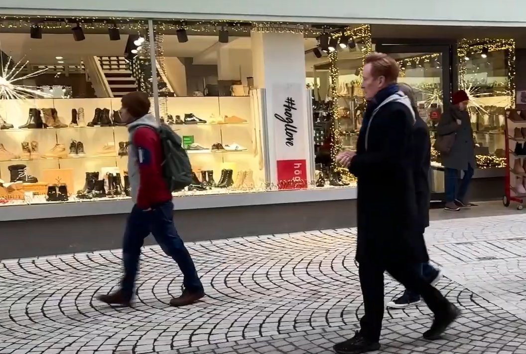 🎥✨ US-Comedy-Legende und Talkshow-Master <a href="/ConanOBrien/">Conan O'Brien</a> spaziert hier durch das beschauliche #Feldkirch #Vorarlberg <a href="/Vorarlberg/">VOL.AT</a> Die ersten exklusiven Bilder und ein Video gibt's auf [V+] bit.ly/3ZmG7H5