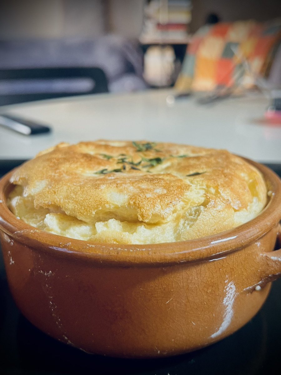 Serra's tweet photo. Avui he fet màgia a la cuina: he fet créixer el formatge com si fos un globus! 🎈🧀 Aquest espectacular Suflé de formatge no només té volum, sinó també molt de sabor. Tot gràcies a la #TM6 de #Thermomix. Vols un tros d’aquesta esponjositat @didac_montoliu? 😋 #CuinaAmbThermomix https://t.co/zBBLLqMM06