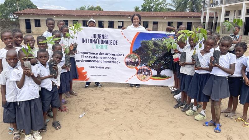 World_VisionRdc's tweet photo. @World_VisionRdc célèbre la Journée internationale de l’arbre ce 5 décembre. 911 élèves, dont 479 filles, ont été sensibilisés sur l’importance des #arbres dans l’écosystème et notre hashtag#environnement immédiat dans l'aire de programme de #Ngandu à #Kinshasa. https://t.co/8IU7I1WyXZ