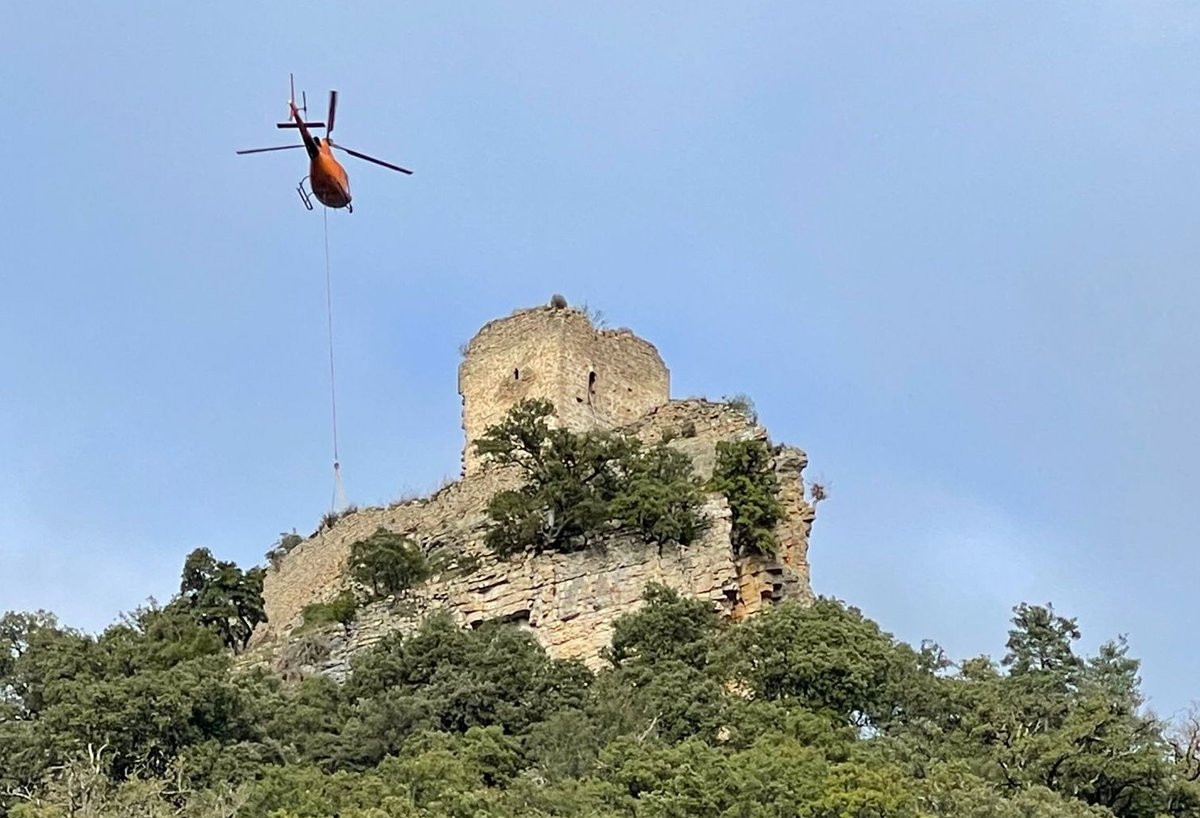[BIDEOA] 🎥Helikoptero laranja batek hautsi du goizean Gaubeako lasaitasuna. Estulizko gazteluaren eraberrikuntzan lanean hasteko materialak igotzen ibili da aireontzia ordu luzez.
Bideoa: Jose Antonio Salazar.
#Gaubea
🟢 Bideo osoa: alea.eus/anana/17334100…