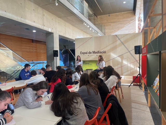 uBMS (@ubms_project) on Twitter photo Ahir la nostra responsable del projecte <a href="/YolandaMeleroC/">Yolanda Melero</a> va estar al <a href="/cececebe/">CCCB</a> amb els alumes de 4t d'ESO de l'<a href="/EscolaElPuig/">Escola El Puig</a> per respondre les seves preguntes sobre papallones urbanes 🦋 La xerrada forma part del programa ALIA, en què el <a href="/CREAF_ecologia/">CREAF</a> hi participa activament Ahir la nostra responsable del projecte <a href="/YolandaMeleroC/">Yolanda Melero</a> va estar al <a href="/cececebe/">CCCB</a> amb els alumes de 4t d'ESO de l'<a href="/EscolaElPuig/">Escola El Puig</a> per respondre les seves preguntes sobre papallones urbanes 🦋 La xerrada forma part del programa ALIA, en què el <a href="/CREAF_ecologia/">CREAF</a> hi participa activament