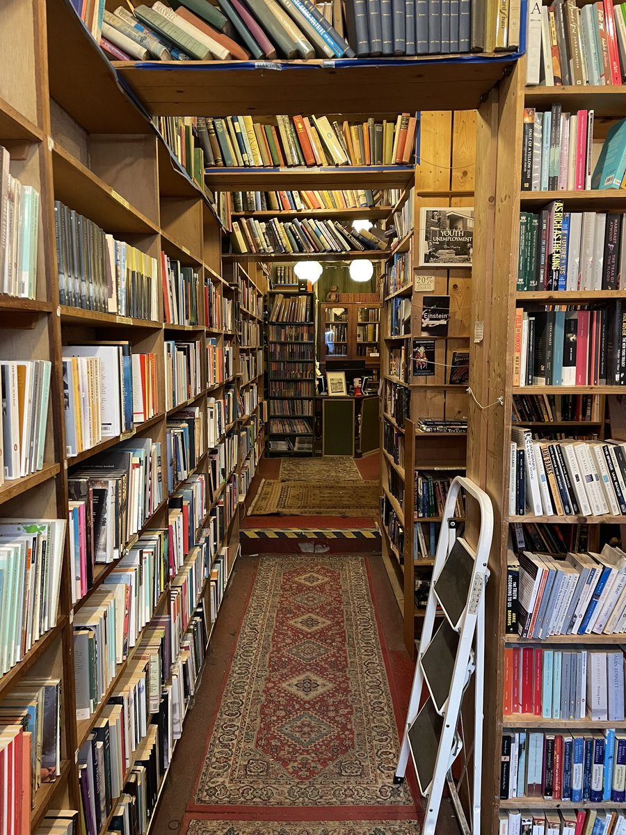 DuarteBueAlves's tweet photo. Armchair Books in #Edinburgh one of the most iconic #bookstores in the 🏴. #books #bookshops #booklovers #booksaddicted #booksandbooks #morebooks #reading #readingcommunity #readingforpleasure https://t.co/EundYZgVWK