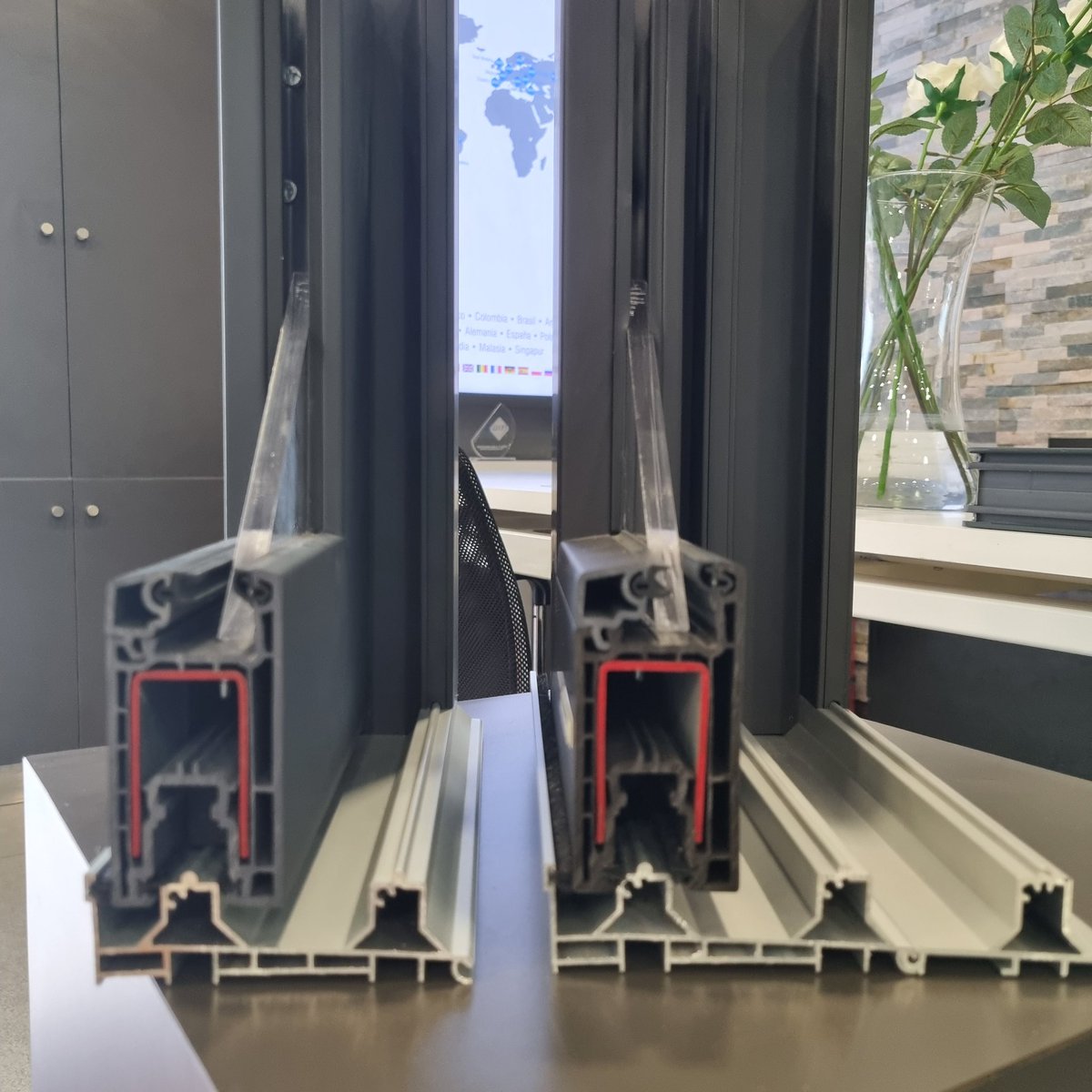 cbarriaz's tweet photo. Querido diario:
Quieres ver un buen producto en ventanas de PVC?.

Solución correderas zapata aluminio, 2 y 3 rieles.

Atrévete y cambia tus ventanas.

#VentanasDePVC 
#raabchile https://t.co/DTx7bJwW3L