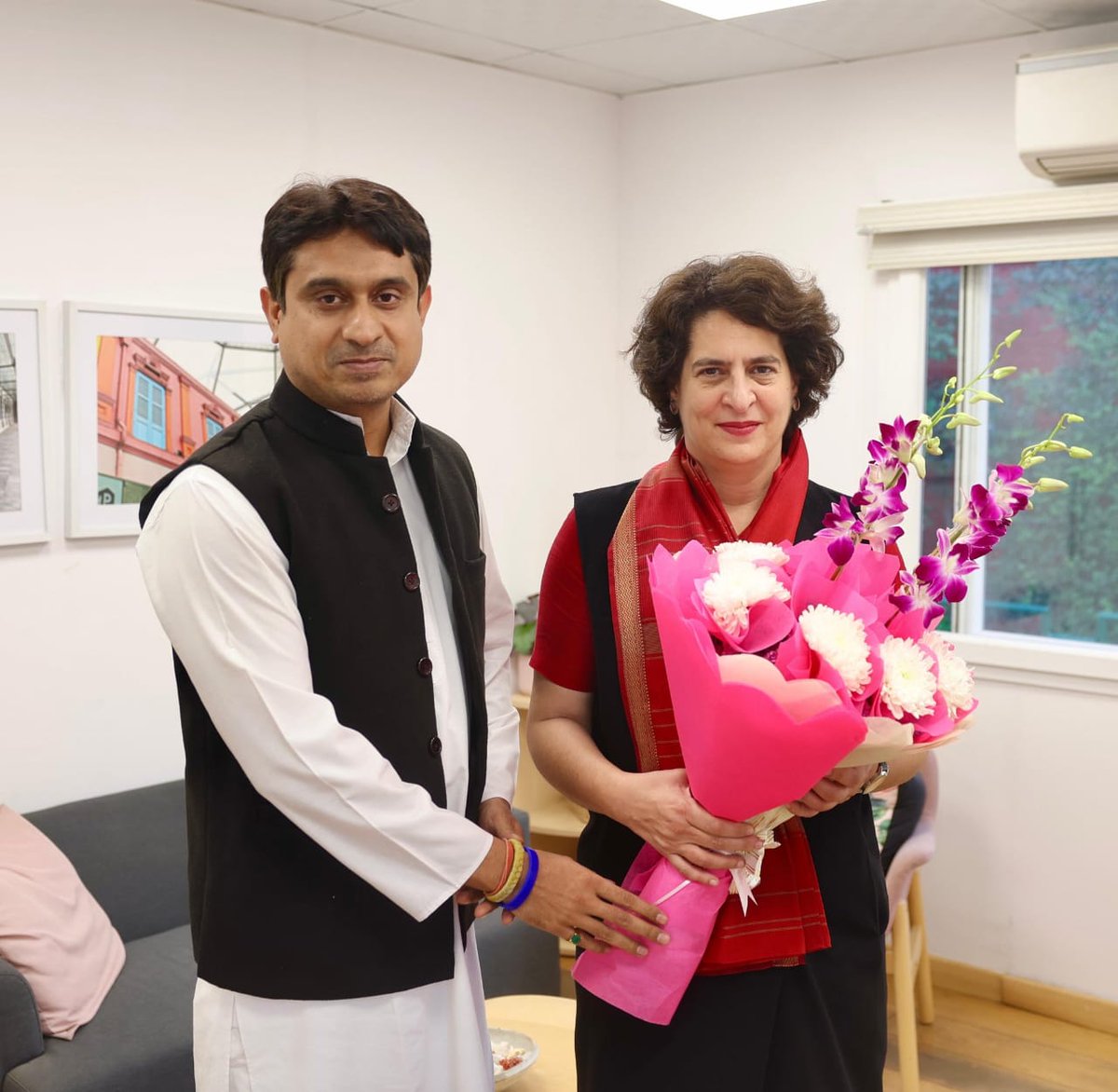 आज दिल्ली में वायनाड से नवनिर्वाचित सांसद, कांग्रेस महासचिव दीदी <a href="/priyankagandhi/">Priyanka Gandhi Vadra</a> जी से मुलाकात कर उनकी ऐतिहासिक जीत और नई राजनैतिक पारी की लिए शुभकामनाएं दी।

संसद के अंदर प्रियंका जी की मौजूदगी से न सिर्फ कांग्रेस को बल्कि देश की नारी शक्ति को अपना प्रतिनिधित्व मिला है।