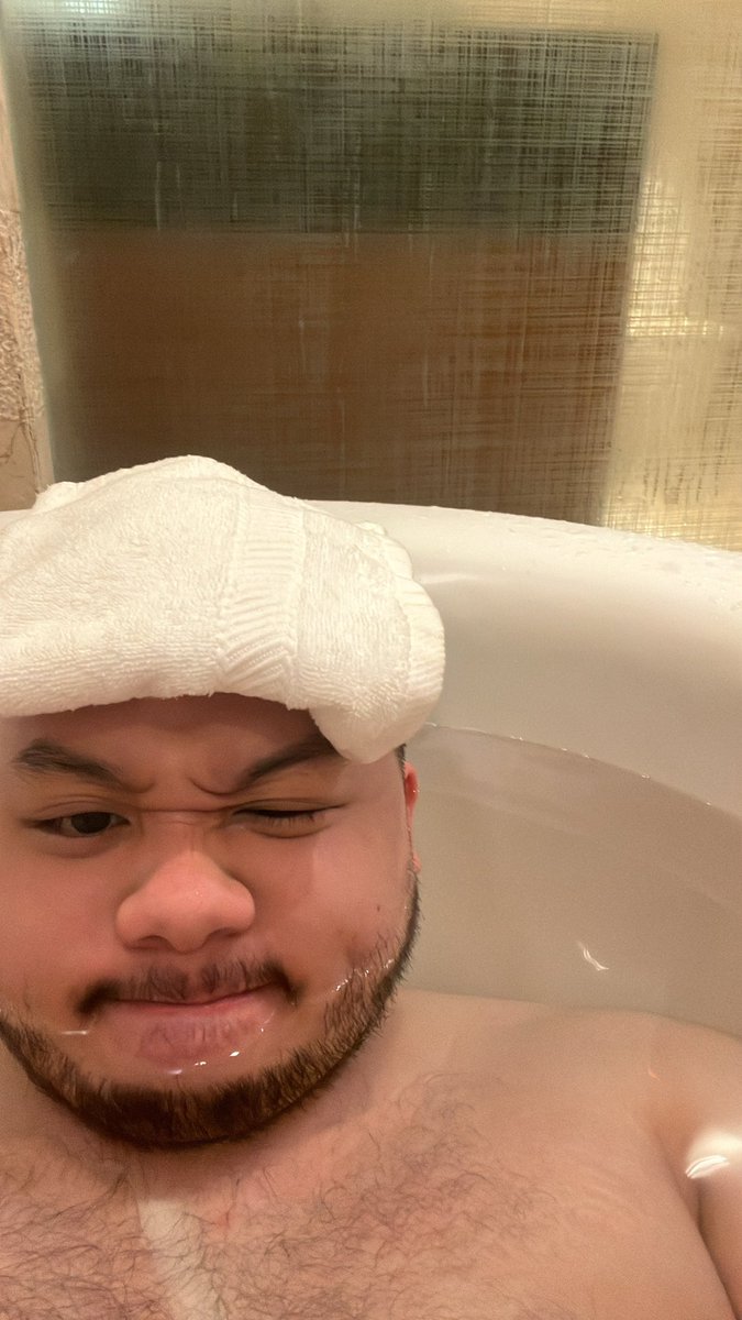 BeaverCarating's tweet photo. Bathtub momints https://t.co/cmBrqqylGy