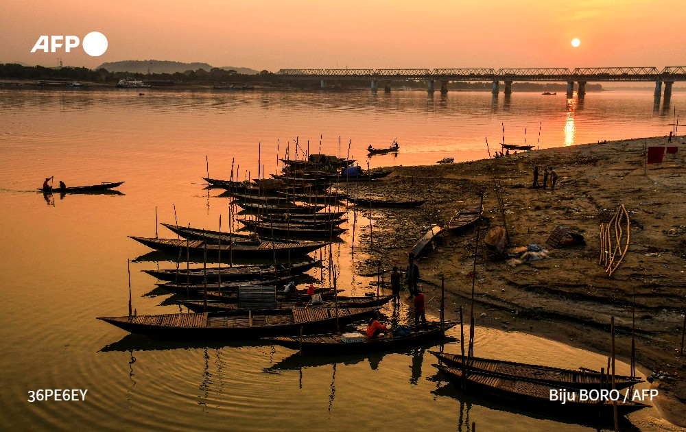 مغيب الشمس على طول ضفاف نهر براهمابوترا في مدينة غواهاتي في شمال شرق #الهند في الرابع من كانون الأول/ديسمبر 2024، بعدسة المصوّر في وكالة #فرانس_برس بيجو بورو.

📸 <a href="/bijuboro1981/">Biju Boro</a>