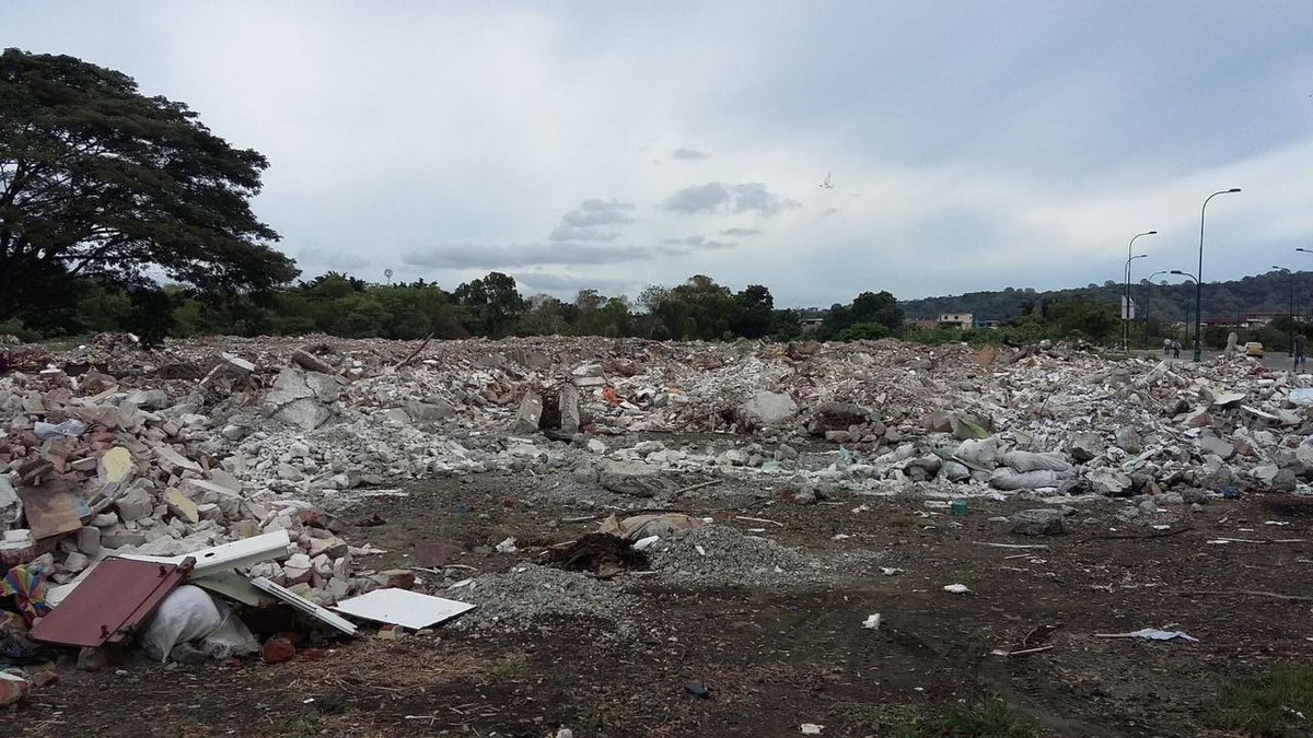 MashiRafael's tweet photo. La primera foto podría no decir nada, pero eso era antes el área del parque Las Vegas en Portoviejo: un terreno con alto riesgo sísmico, convertido en botadero de basura y que taponaba el río Portoviejo, causando inundaciones. Para evitar construcciones se hizo el parque y, por eso, Pablo Celi y Diana Salazar iniciaron el caso «Reconstrucción», argumentando que no era una obra de «reconstrucción», cuando la Ley de Solidaridad también permite obras para «reactivación».
Increíble pero cierto.
#LosCorruptosSiempreFueronEllos
