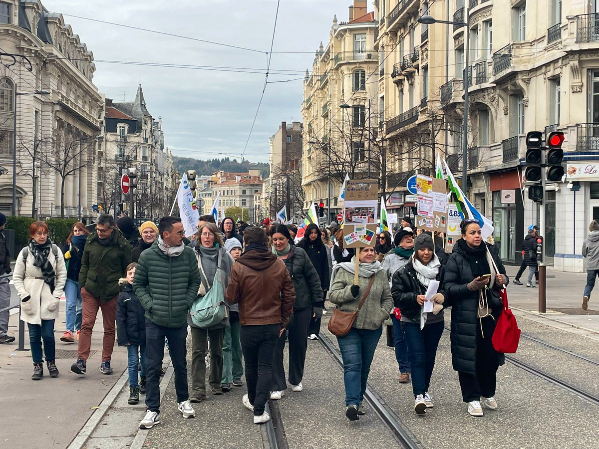 SNESLoire's tweet photo. Forte mobilisation à Saint-Étienne : plus de 3 000 manifestant·es pour défendre le service public et ses agents.

#Greve5décembre https://t.co/c4HM4tKYm1