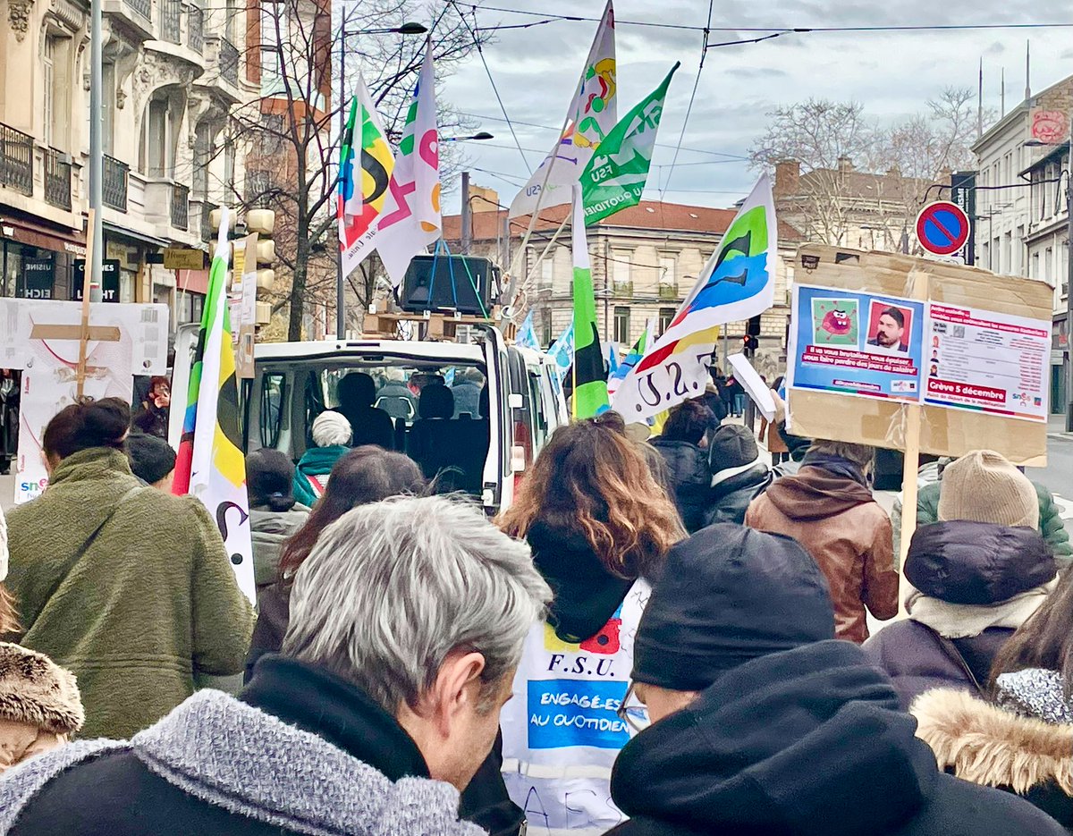SNESLoire's tweet photo. Forte mobilisation à Saint-Étienne : plus de 3 000 manifestant·es pour défendre le service public et ses agents.

#Greve5décembre https://t.co/c4HM4tKYm1