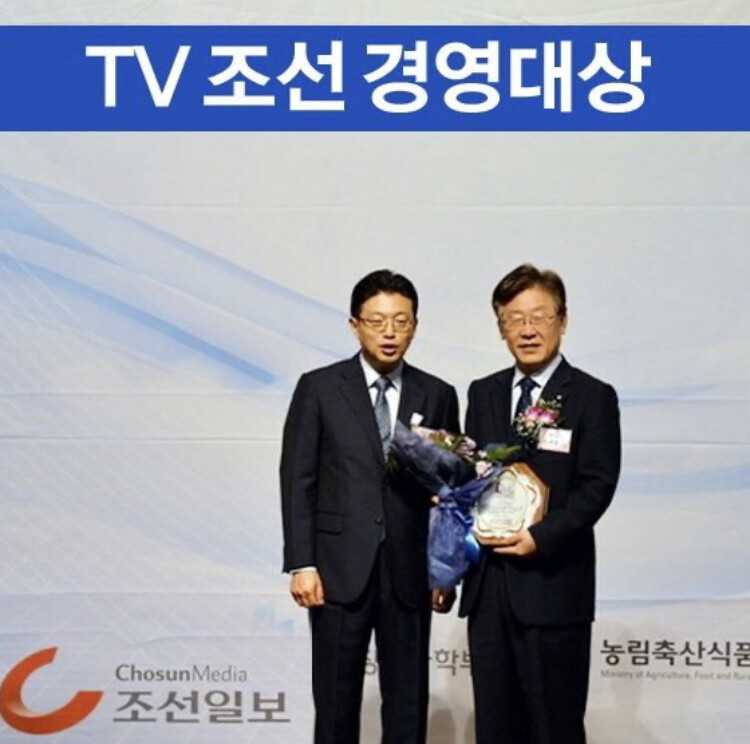 조선일보 폐간은 무슨ㅋㅋㅋ 상받고 좋다고 쳐웃고 트윗으로 자랑도하더라