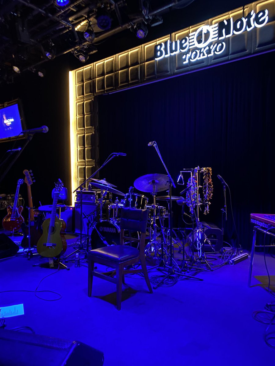 takemas13928201's tweet photo. 2024.12.5
#LIANAFLORES(vo,g) "Tour of the soul 2024"2nd show
#RaquelMartins(g,b)#MatRoberts(key,vc,b)#FabioDeOliveira(ds,per)#リアナ・フローレス #ブルーノート東京
最終ステージ。
リアナのギターのフレーズは、ほとんど昨日のブルーノート・プレイスと同じ。弾き語りが核になっている
(1/3) https://t.co/707JtKSDJq