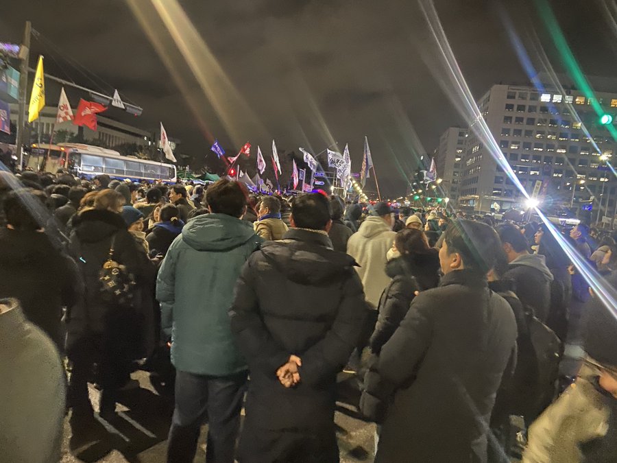 sunrvya's tweet photo. 국회 앞에서는 트위터 잘 안된다. 지금도 속속 사람들이 모이고 있고 수능 끝난 고등학생들 많다. 60대 넘은 어르신들,잠옷입고 패딩 입은 가족도 믾다. https://t.co/p9tHu5AVbO