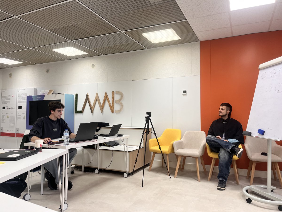 Con el lema “Primeros Prototipos” los participantes de la #SIA24 tuvieron una jornada  llena de consejos prácticos, dinámicas creativas y mucha inspiración.

🗣️Además, con nuestra experta en comunicación <a href="/GloriaBayo/">Gloria Bayo 💬</a> hablamos de diferentes técnicas como el 'Elevator Pitch'.