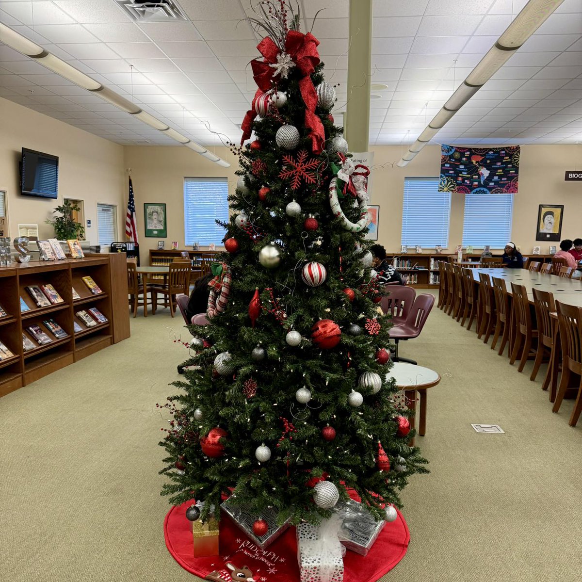 howardhshuskies's tweet photo. It is beginning to look like a lot like Christmas across the campus.  Don't miss tonight's Orchestra and Guitar Winter Concert at 7pm in the Auditorium! Free admission, public welcome, bring friends!
#MusicalHuskies #Built4Bibb #FineArtsAreFine https://t.co/FsN4v5ZjEf