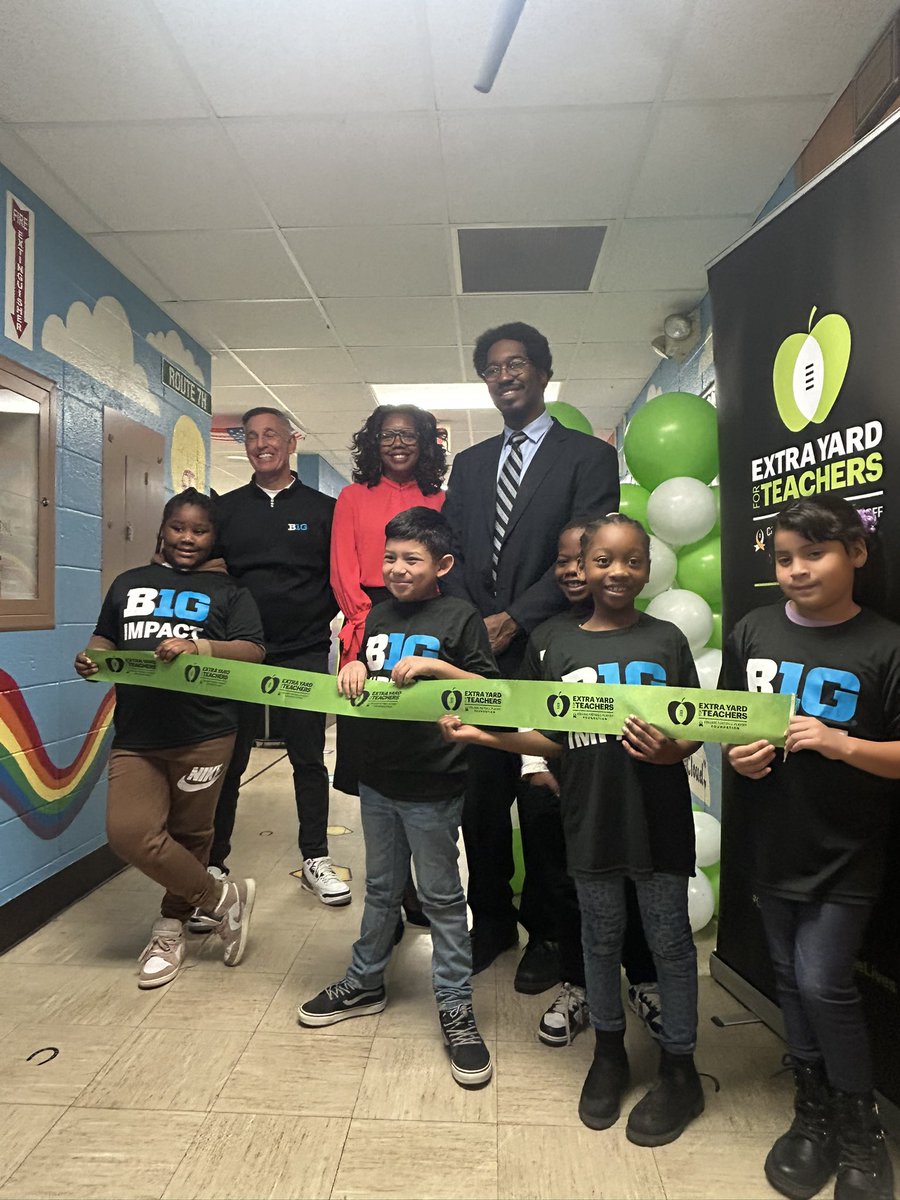 bigten's tweet photo. Making a #B1GImpact at Frost Elementary School. 📗

The Big Ten has partnered with @SchoolSpecialty, @CFPExtraYard, and @IndSportsCorp to bring a new library to Frost Elementary in Indianapolis! 

#B1GImpact https://t.co/f504bKp34z