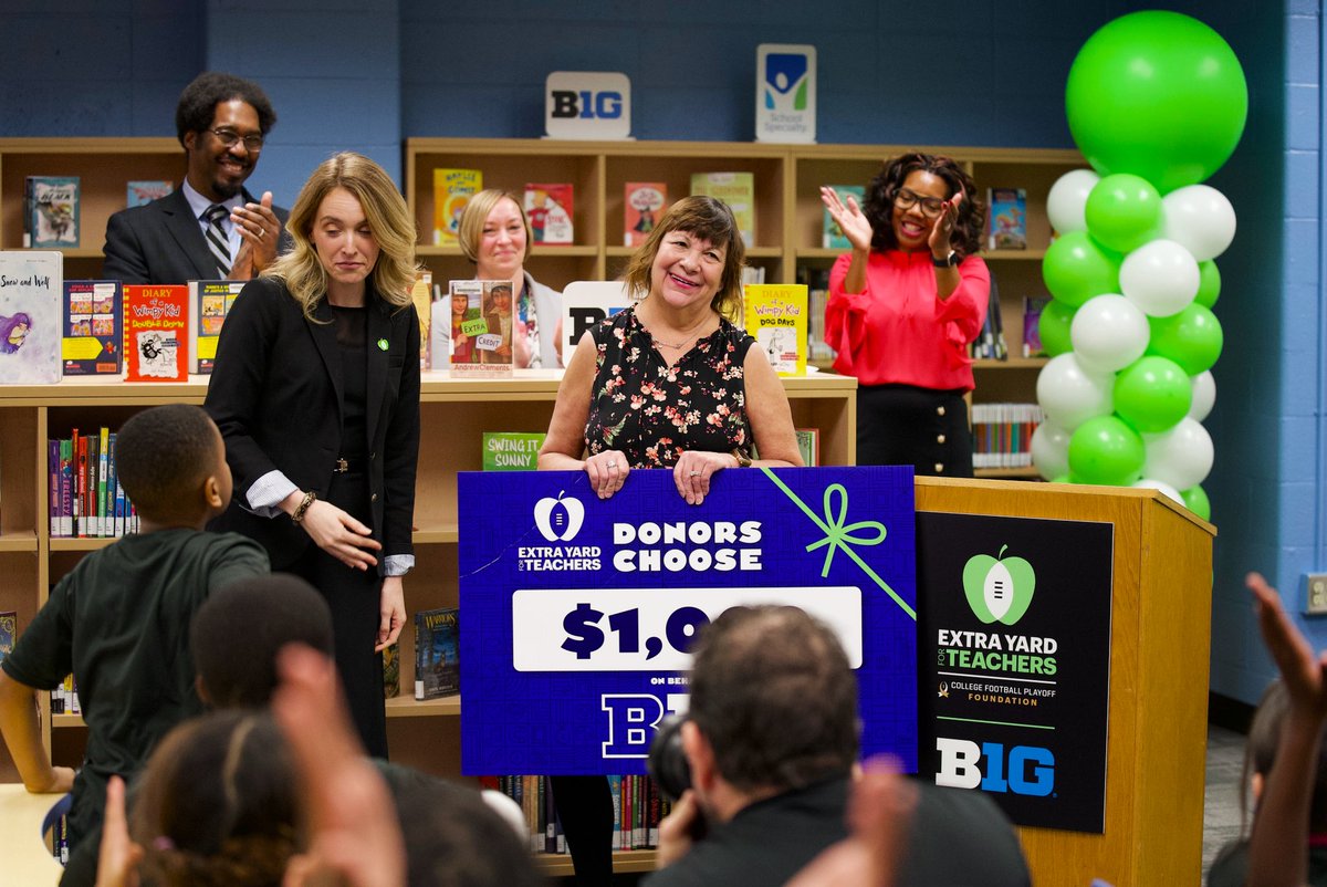 bigten's tweet photo. Making a #B1GImpact at Frost Elementary School. 📗

The Big Ten has partnered with @SchoolSpecialty, @CFPExtraYard, and @IndSportsCorp to bring a new library to Frost Elementary in Indianapolis! 

#B1GImpact https://t.co/f504bKp34z