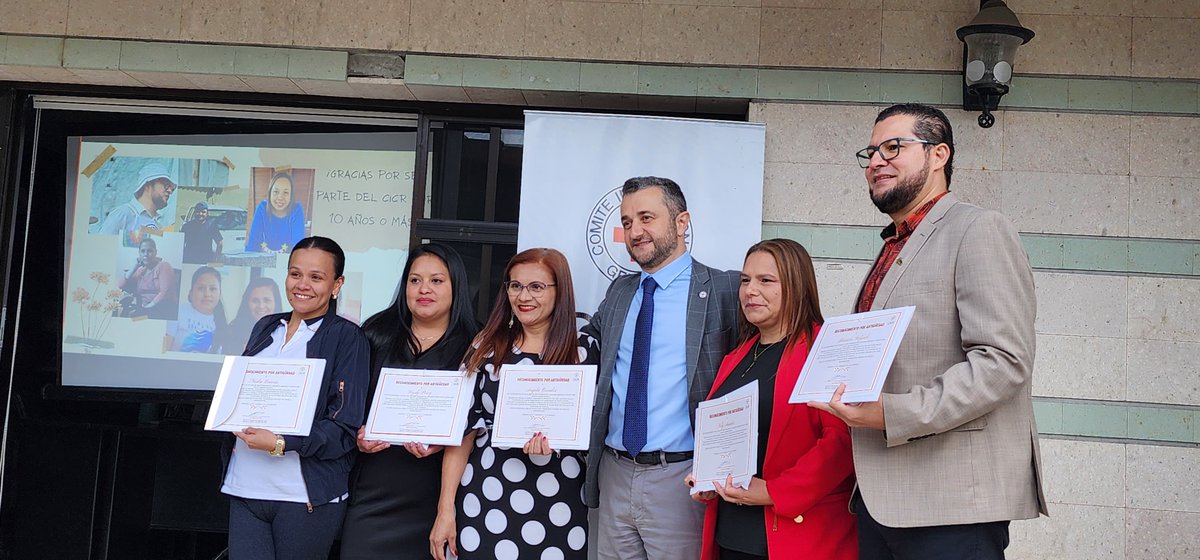 Ayer celebramos los 10 años de trabajo por el CICR de 7 de nuestros colegas! La misión tiene orgullo de tener un equipo hondureño altamente calificado y comprometido. Gracias por su excelente trabajo y lealtad! 
(En la foto faltan dos colegas)