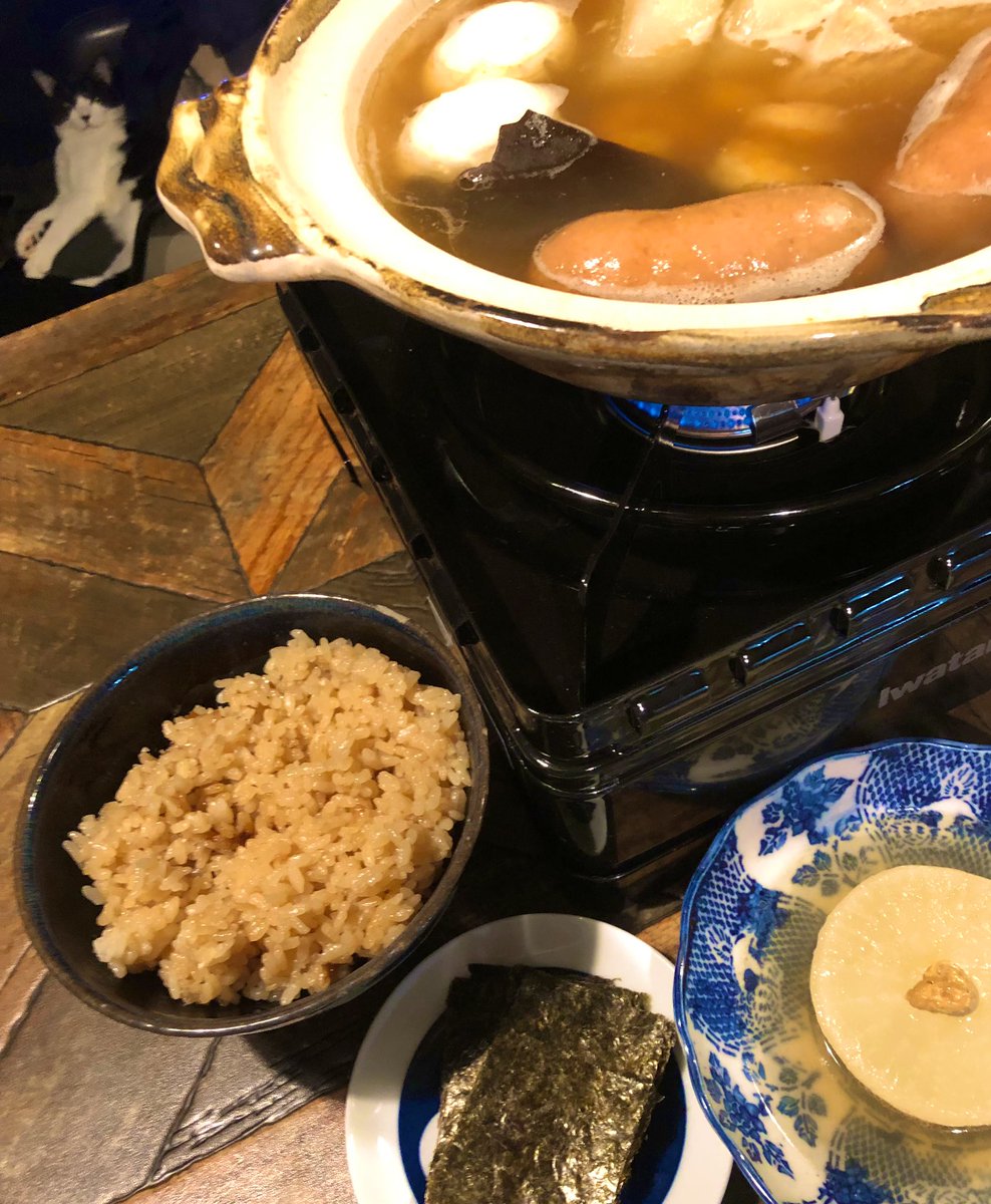 moro2ikiru's tweet photo. 晩ごはんはおでん🍢

に、茶飯😋
左上端にほよ氏🐱 https://t.co/zAvDBzwfYt