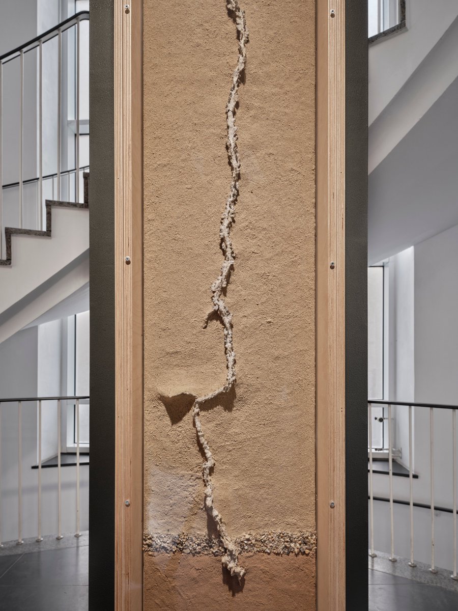 #Fulgurite entstehen, wenn Blitze Sand bei über 30.000°C schmelzen. Diese seltenen Röhren stehen für die Verbindung von Energie und Materie. In #DasAnwesendeDesAbwesenden ist dank einer Leihgabe des LWL-Museums für Naturkunde eines der größten Exemplare zu sehen.