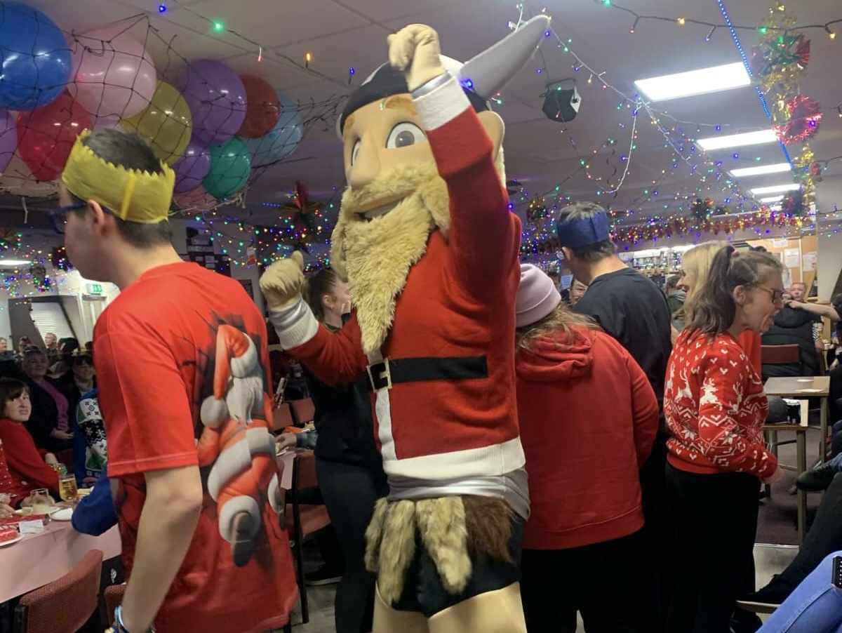 🙌 Yesterday evening <a href="/Kemik_Viking/">Kemik</a>, together with Women’s players Becky Webb, Hannah Quirk, and Sara Jones visited the R.O.A.B disability disco group!

🪩 The disco is held every two weeks for disabled adults to socialise and dance in a controlled environment. 🤍🖤

Anyone who