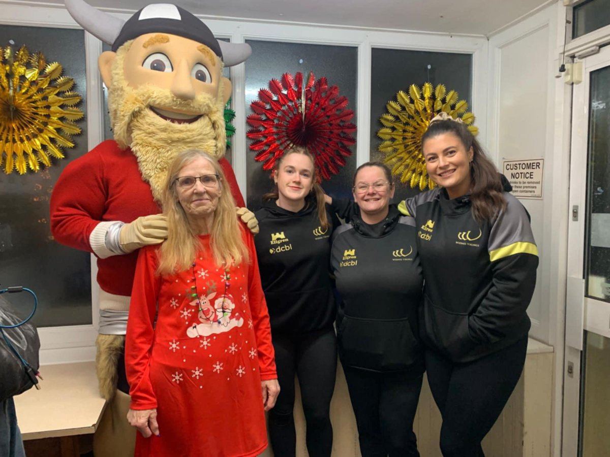WidnesRL's tweet photo. 🙌 Yesterday evening @Kemik_Viking, together with Women’s players Becky Webb, Hannah Quirk, and Sara Jones visited the R.O.A.B disability disco group!

🪩 The disco is held every two weeks for disabled adults to socialise and dance in a controlled environment. 🤍🖤

Anyone who would like to volunteer should email leannebrownlow@yahoo.co.uk